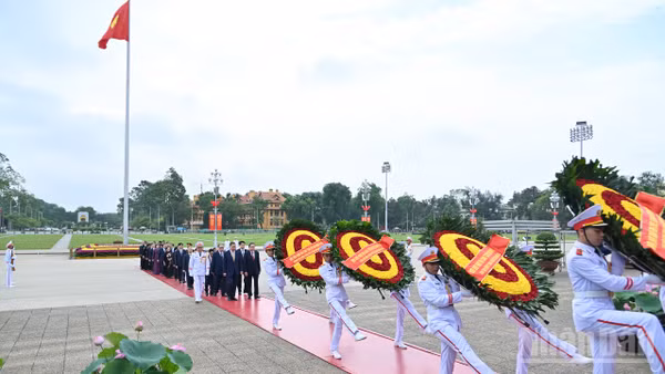 Các đồng chí lãnh đạo, nguyên lãnh đạo Đảng, Nhà nước vào Lăng viếng Chủ tịch Hồ Chí Minh.