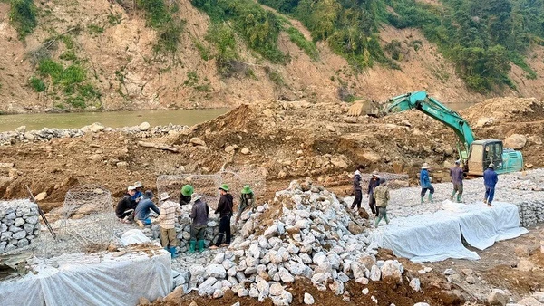 Các đơn vị thi công đang tập trung khắc phục thiệt hại trên đường Pá Vạt-Mường Luân (tỉnh Điện Biên).