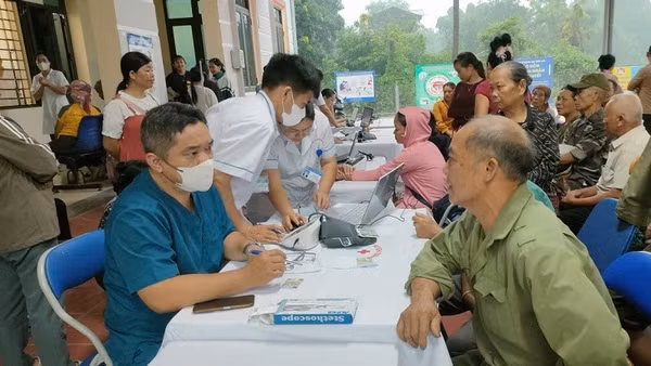 Cán bộ y tế Điện Biên khám, tư vấn điều trị cho người dân xã Mường Mùn. 