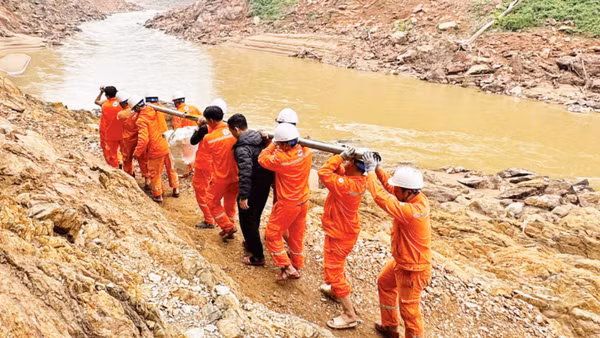 Công tác vận chuyển máy móc, thiết bị rất vất vả do địa hình phức tạp. 