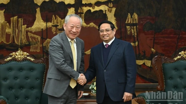 Thủ tướng Phạm Minh Chính và ông Nghiêm Giới Hòa, người sáng lập Tập đoàn Xây dựng Thái Bình Dương. (Ảnh: TRẦN HẢI)