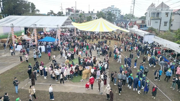 Hội thi "Hoa hậu Bò sữa Mộc Châu năm 2026" thu hút hàng nghìn du khách và người dân tham dự.