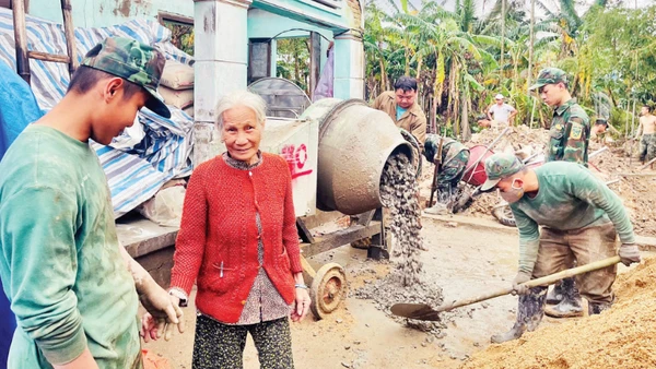 Bà Võ Thị Xạc xúc động khi được những người lính xây dựng nhà mới sau trận lũ lịch sử.