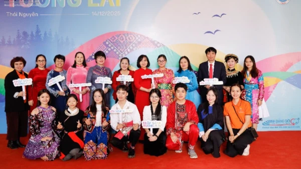 Đại diện Bảo tàng Phụ nữ Việt Nam và các cán bộ, chuyên gia có mặt để chia sẻ, khuyến khích các em sinh viên Trường đại học Sư phạm-Đại học Thái Nguyên.