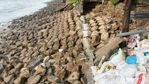 Bờ kè khu phố Hàm Tiến 1 bị hư hỏng nặng.