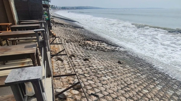 Nhiều cơ sở kinh doanh cơi nới lấn chiếm bờ kè.