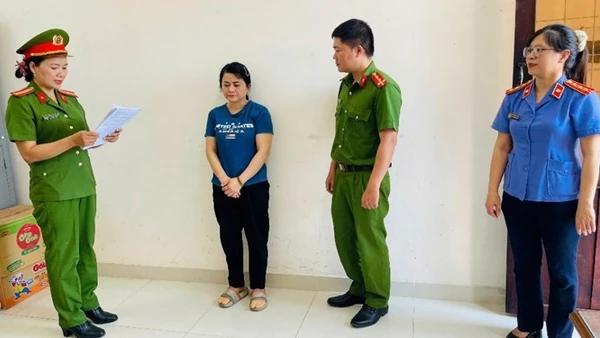 Văn phòng Cơ quan Cảnh sát điều tra phối hợp Viện Kiểm sát nhân dân tỉnh Đắk Lắk tống đạt các quyết định tố tụng đối với Nguyễn Thị Tường Vi. (Ảnh: Cơ quan Công an)