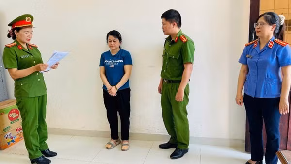 Văn phòng Cơ quan Cảnh sát điều tra phối hợp Viện Kiểm sát nhân dân tỉnh Đắk Lắk tống đạt các quyết định tố tụng đối với Nguyễn Thị Tường Vi. (Ảnh: Cơ quan Công an)