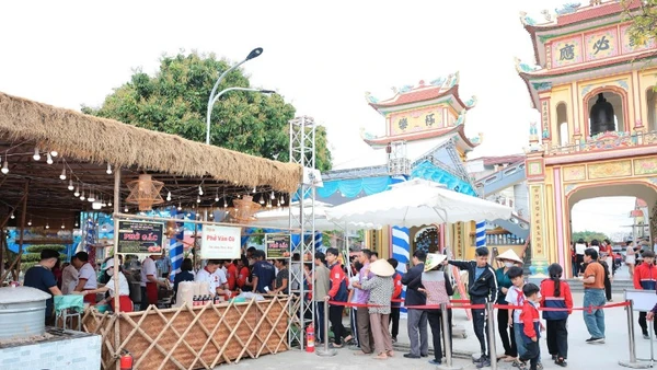 Đông đảo du khách và nhân dân tham dự lễ hội Phở Vân Cù với chủ đề “Về với đình làng Vân Cù-Mở trang di sản”.