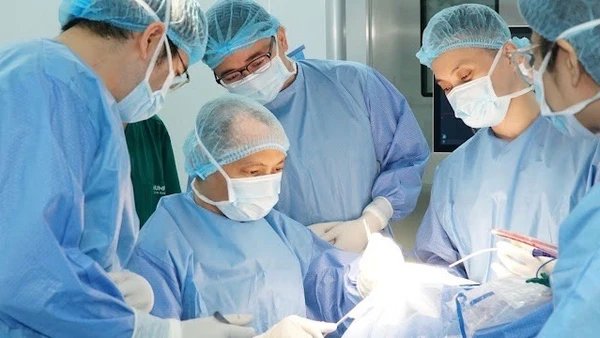 Các bác sĩ đang thực hiện ca phẫu thuật.
