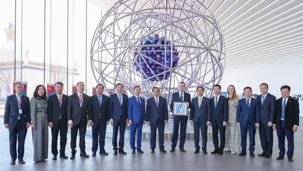 Thủ tướng Phạm Minh Chính tặng quà lưu niệm cho Bảo tàng Năng lượng Nguyên tử. (Ảnh: VGP/Nhật Bắc)