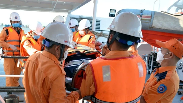 Đưa thủy thủ người nước ngoài từ tàu SAR 413 lên bờ để cấp cứu, tiếp tục chữa trị.