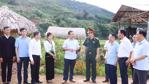 Đồng chí Trần Tiến Dũng (thứ 5 từ trái sang), Ủy viên Trung ương Đảng, Bí thư Tỉnh ủy Điện Biên cùng lãnh đạo các sở, ngành của tỉnh trao đổi với các đồng chí cán bộ xã Mường Chà về đường hướng phát triển kinh tế-xã hội của xã và mục tiêu phát triển du lịch cộng đồng dựa vào thế mạnh bản sắc văn hóa các dân tộc tại địa bàn. (Ảnh: LÊ LAN)