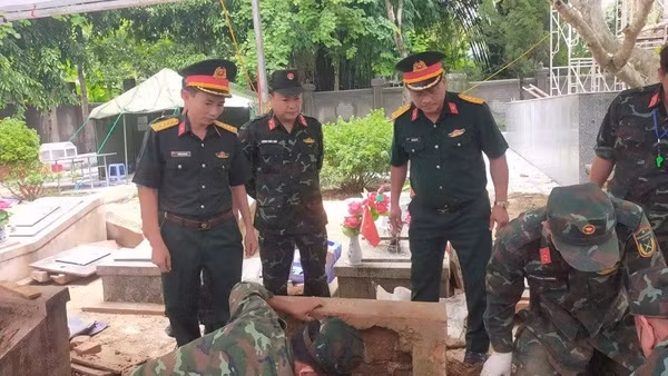 Các lực lượng tham gia lấy mẫu hài cốt liệt sĩ tại nghĩa trang liệt sĩ Tuần Giáo. (Ảnh: ĐỨC HẠNH)