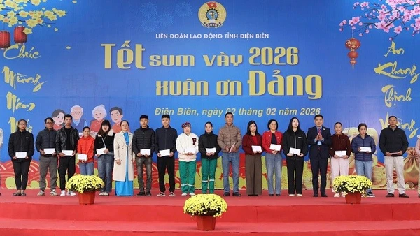 Lãnh đạo Liên đoàn Lao động tỉnh Điện Biên trao quà tặng đoàn viên, công nhân, người lao động.