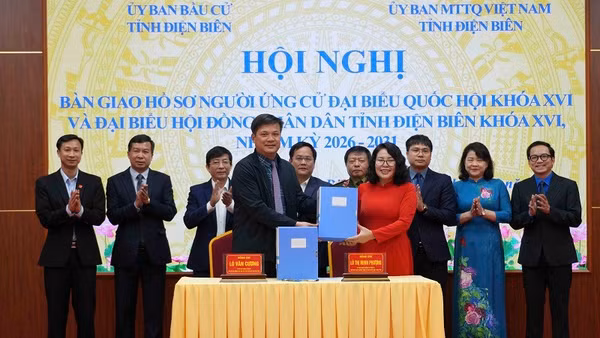 Đại diện lãnh đạo Ủy ban bầu cử tỉnh Điện Biên bàn giao hồ sơ người ứng cử Đại biểu Quốc hội, đại biểu Hội đồng nhân dân tỉnh nhiệm kỳ 2026-2031 cho Ủy ban Mặt trận Tổ quốc Việt Nam tỉnh Điện Biên.