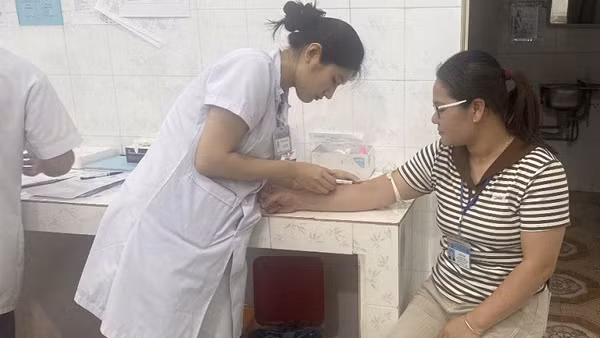 Cán bộ, nhân viên Trung tâm Y tế Tuần Giáo tự nguyện hiến máu để bổ sung nguồn máu cấp cứu bệnh nhân V.T.L. 