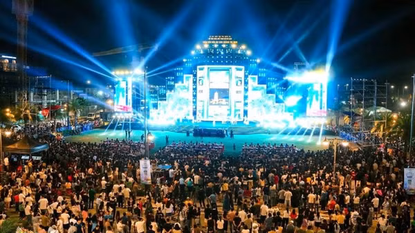 Đông đảo người dân và du khách tham gia đêm khai mạc Tuần “Văn hóa-Du lịch Quảng Trị 2026”.