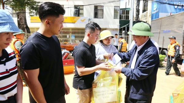 Phó Thủ tướng Hồ Đức Phớc tặng quà người dân bị thiệt hại do mưa lũ tại xã Hữu Lũng, tỉnh Lạng Sơn.