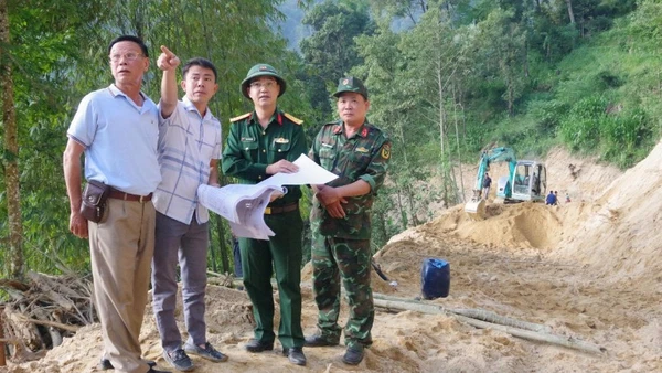 Chỉ huy Đoàn Kinh tế-Quốc phòng 313 kiểm tra tiến độ thực hiện dự án mở đường giao thông liên thôn tại xã Thàng Tín khu KTQP Xín Mần.
