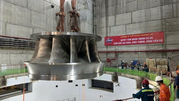 Lắp đặt bánh xe công tác tổ máy 2 Nhà máy thủy điện Hòa Bình mở rộng.