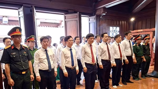 Đồng chí Trần Tiến Dũng, Ủy viên Trung ương Đảng, Bí thư Tỉnh ủy Điện Biên cùng tập thể lãnh đạo Tỉnh ủy, Hội đồng nhân dân, Ủy ban nhân dân, Ủy ban Mặt trận Tổ quốc Việt Nam tỉnh Điện Biên viếng các Anh hùng, liệt sĩ tại Đền thờ liệt sĩ Chiến trường Điện Biên Phủ. 