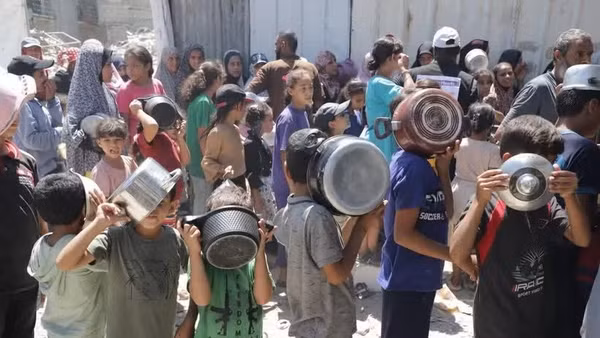 Trẻ em xếp hàng nhận thức ăn cứu trợ tại trại tị nạn Jabalia ở Dải Gaza. (Ảnh: THX/TTXVN)