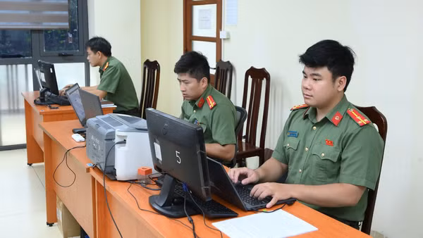 Cán bộ Phòng An ninh mạng và phòng, chống tội phạm sử dụng công nghệ cao (Công an Hà Nội) xử lý thông tin liên quan hành vi lừa đảo trên không gian mạng. (Ảnh: NGUYỄN ĐĂNG)