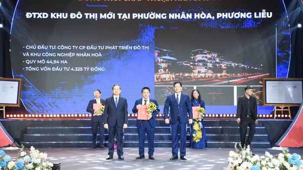 Lãnh đạo tỉnh Bắc Ninh trao Quyết định và giấy chứng nhận đầu tư tới các doanh nghiệp. (Ảnh: MINH ANH)