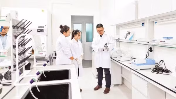 Trao đổi trong hoạt động nghiên cứu, thực hành của cán bộ, sinh viên Đại học Quốc gia Hà Nội. (Ảnh: DIỆP NGỌC)
