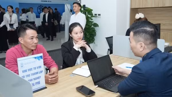 Người dân đến làm thủ tục hành chính tại Chi nhánh số 1 thuộc Trung tâm Phục vụ hành chính công thành phố Hà Nội. (Ảnh: NGUYÊN TRANG)