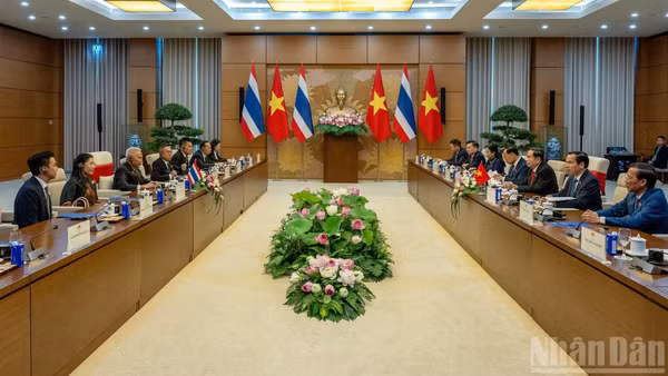 Quang cảnh hội đàm giữa Chủ tịch Quốc hội Trần Thanh Mẫn và Chủ tịch Quốc hội kiêm Chủ tịch Hạ viện Vương quốc Thái Lan Sophon Zaram. (Ảnh: THỦY NGUYÊN)