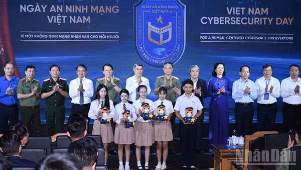 Thủ tướng Chính phủ Lê Minh Hưng và các đồng chí lãnh đạo, đại biểu dự Lễ Mít-tinh hưởng ứng Ngày An ninh mạng Việt Nam. (Ảnh: TRẦN HẢI)