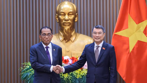 Thủ tướng Chính phủ Lê Minh Hưng và Bộ trưởng Quốc phòng Malaysia Mohamed Khaled bin Nordin. (Ảnh: VGP/Nhật Bắc)