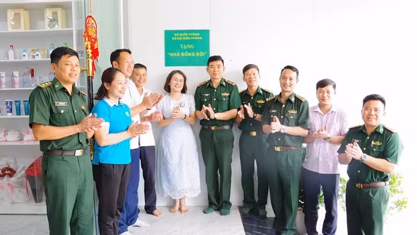 Lãnh đạo Ban Chỉ huy Bộ đội Biên phòng tỉnh Sơn La và chính quyền trao nhà cho gia đình Thiếu tá quân nhân chuyên nghiệp Lò Văn Hồng. 