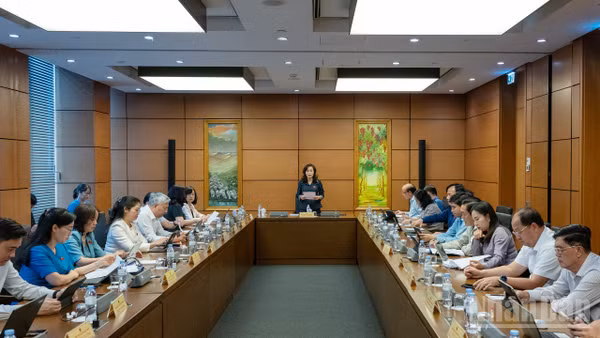 Các đại biểu Quốc hội thảo luận tại Tổ về dự án Luật sửa đổi, bổ sung một số điều của Luật Trách nhiệm bồi thường của Nhà nước. (Ảnh: THỦY NGUYÊN)