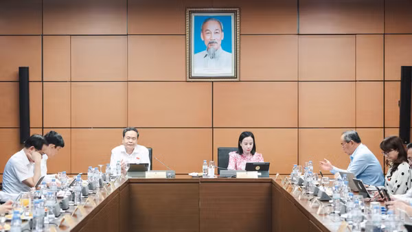 Các đại biểu Quốc hội thảo luận tại tổ. (Ảnh: DUY LINH)