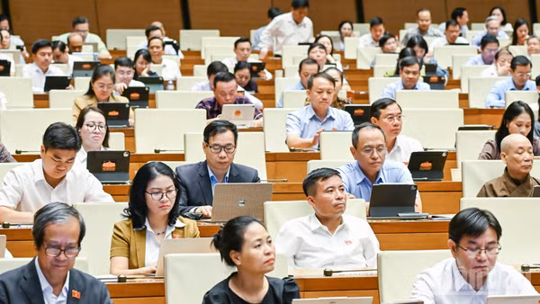 Đại biểu Quốc hội làm việc tại hội trường. (Ảnh: DUY LINH)