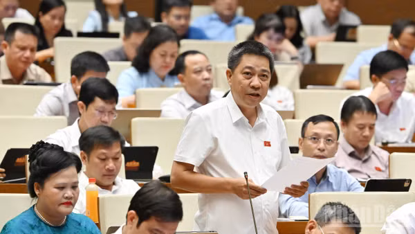 Đại biểu Nguyễn Tiến Nam (Đoàn thành phố Huế) phát biểu tại hội trường. (Ảnh: THỦY NGUYÊN)