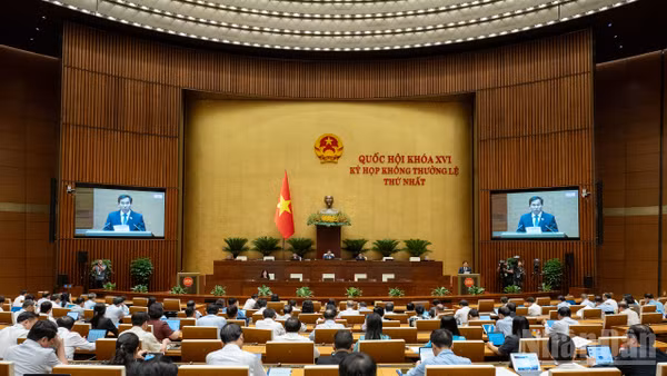 Quốc hội họp phiên toàn thể tại hội trường. (Ảnh: THỦY NGUYÊN)