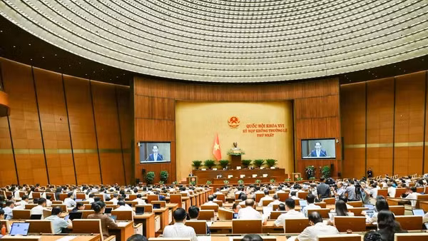 Quốc hội làm việc tại hội trường. (Ảnh: DUY LINH)