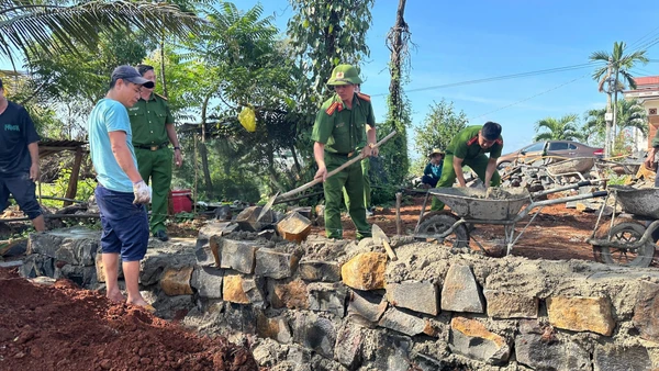 Chiến sĩ Công an hỗ trợ ngày công xây dựng nhà.