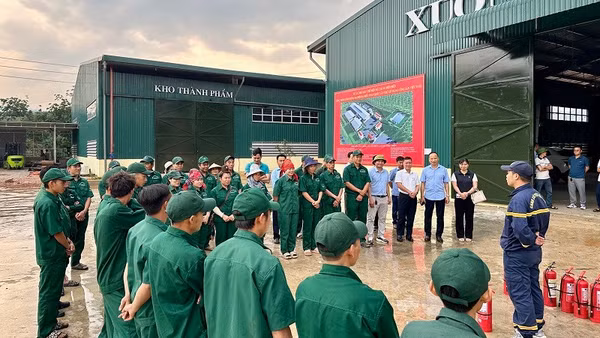 Cán bộ Phòng Cảnh sát phòng cháy, chữa cháy và cứu hộ cứu nạn Công an tỉnh Điện Biên hướng dẫn kỹ thuật sử dụng bình chữa cháy.