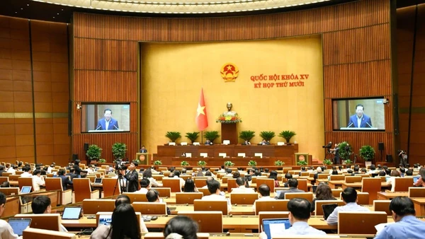 Quốc hội làm việc ở hội trường nghe Tờ trình và Báo cáo thẩm tra về chủ trương đầu tư Dự án đầu tư xây dựng Cảng hàng không quốc tế Gia Bình. (Ảnh: DUY LINH)