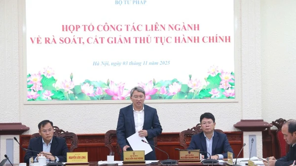 Bộ trưởng Tư pháp Nguyễn Hải Ninh, Tổ trưởng Tổ Công tác liên ngành rà soát, đánh giá thủ tục hành chính trên phạm vi toàn quốc đã chủ trì cuộc họp Tổ công tác liên ngành. (Ảnh: TH)