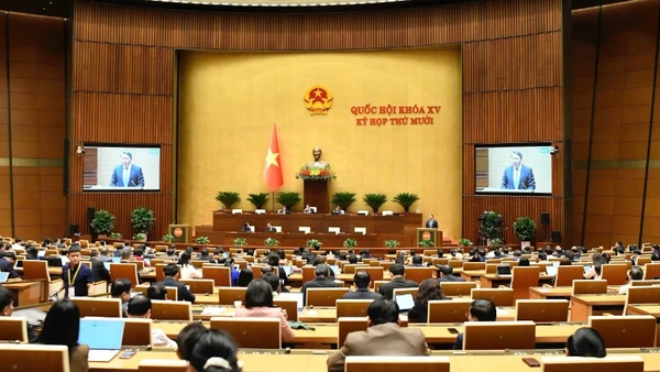 Quốc hội làm việc tại hội trường sáng 4/11. (Ảnh: DUY LINH)