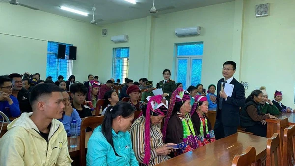 Luật sư Hoàng Minh Hiển trong một buổi tham gia trợ giúp pháp lý cho đồng bào dân tộc, vùng sâu, vùng xa. (Ảnh: TL)