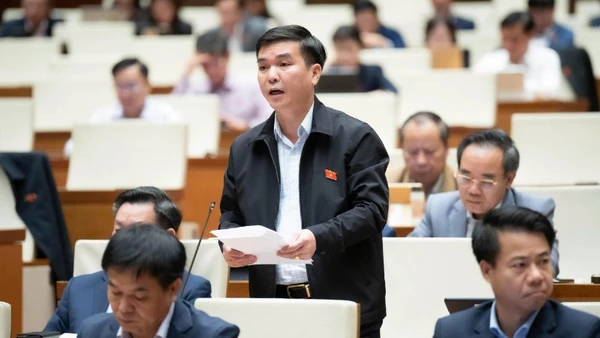 Đại biểu Hà Sỹ Huân (Đoàn Thái Nguyên) phát biểu tại hội trường. (Ảnh: QH)