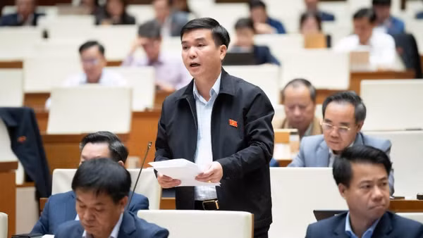 Đại biểu Hà Sỹ Huân (Đoàn Thái Nguyên) phát biểu tại hội trường. (Ảnh: QH)