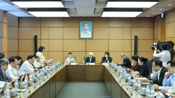 Đại biểu Quốc hội thảo luận ở tổ về chủ trương đầu tư Chương trình mục tiêu quốc gia hiện đại hóa, nâng cao chất lượng giáo dục và đào tạo giai đoạn 2026-2035. (Ảnh: DUY LINH)